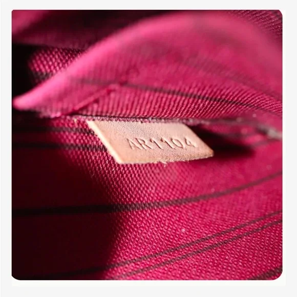 Louis  Vuitton Pochette- very good condition. Authentic guaranteed - Picture 3 of 12